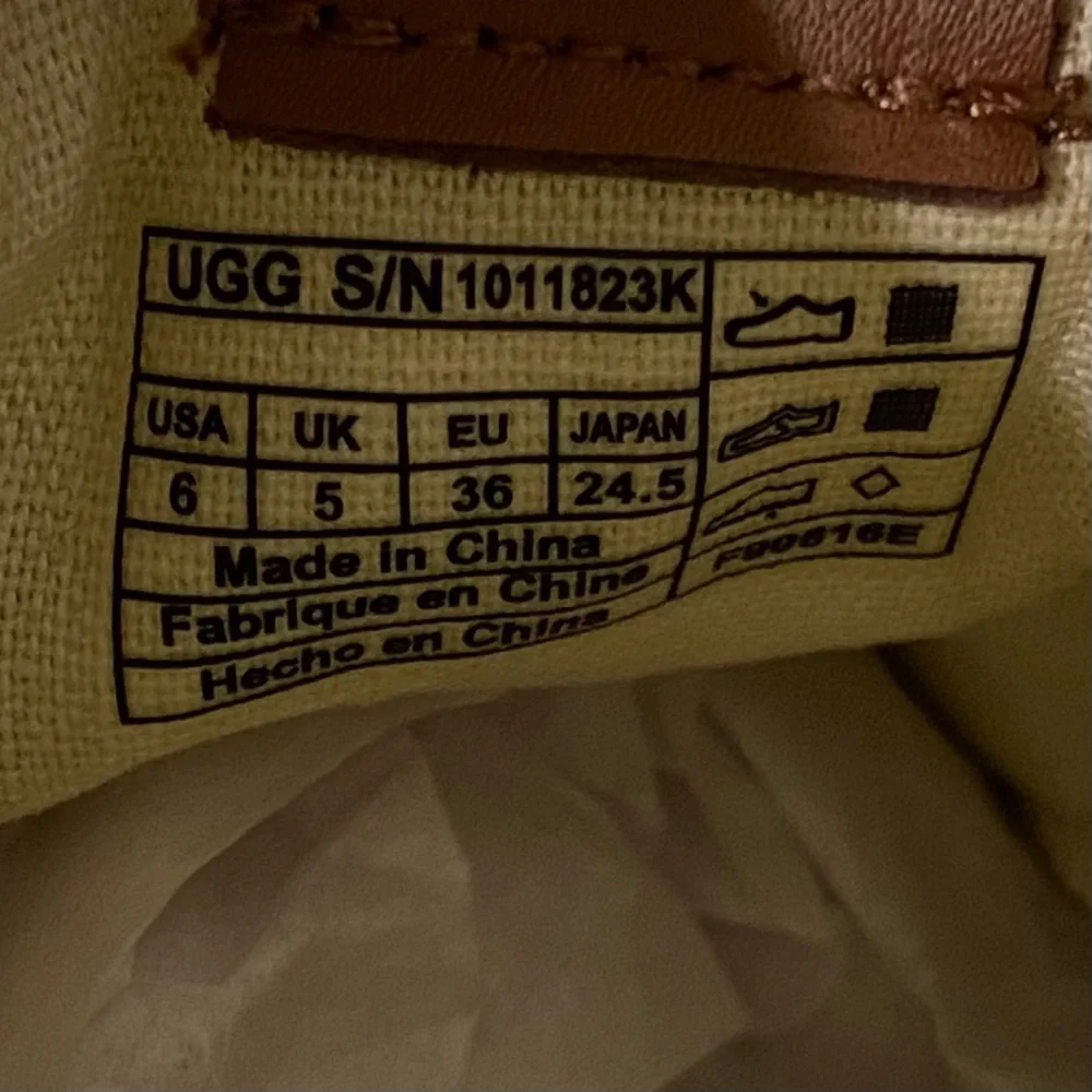 UGG‎ Shoes Girls Size 6 Gold Metallic Low Top Lace Up Casual Sneakers 1011823K